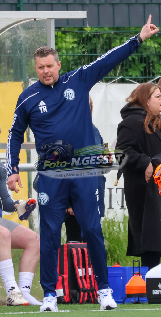 SV Enger-Westerenger - TuS Bruchmühlen | Auf dem Bild zu sehen: SV Enger-Westerenger Trainer: Tim Feichtinger SV Enger-Westerenger, TuS Bruchmühlen, Saison 25/26, Kreisliga A, Enger, Deutschland - Realisiert mit Pictrs.com