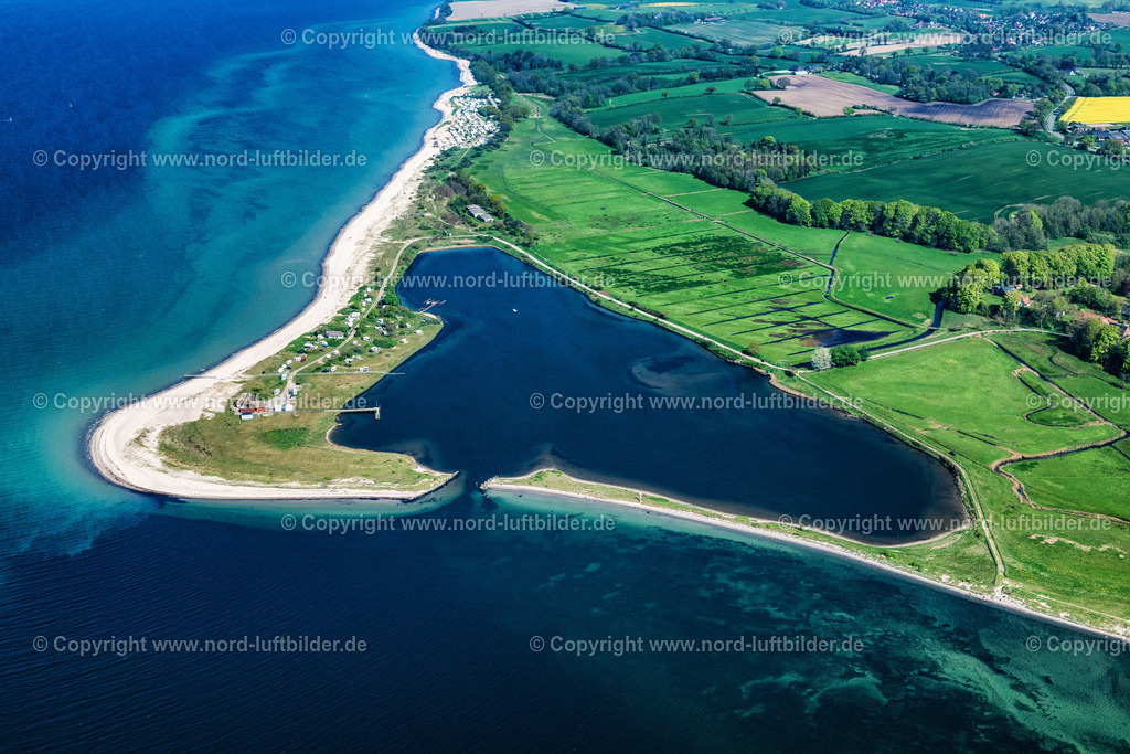 Aschau_Campingplatz_Aschauer_Lagune_ELS_6314010524 | ALTENHOF 01.05.2024 Küsten- Landschaft am Sandstrand der Ostsee in Aschau im Bundesland Schleswig-Holstein. // Coastline on the sandy beach of Baltic Sea in Aschau in the state Schleswig-Holstein. Foto: Martin Elsen
