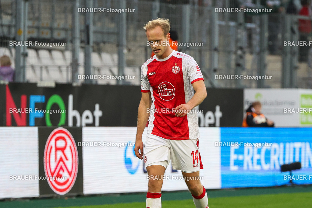 Rot-Weiss Essen - 1.Fc Schweinfurt | Essen, Deutschland, 02.11.2025 Lucas Brumme  (Rot-Weiss Essen) schaut während des 3.Liga Spiels zwischen  Rot-Weiss Essen und 1.Fc Schweinfurt am 02.11.2025 im Stadion an der Hafenstraße in Essen. (Foto von Timo Bluhmki-Schmidt/Brauer Fotoagentur