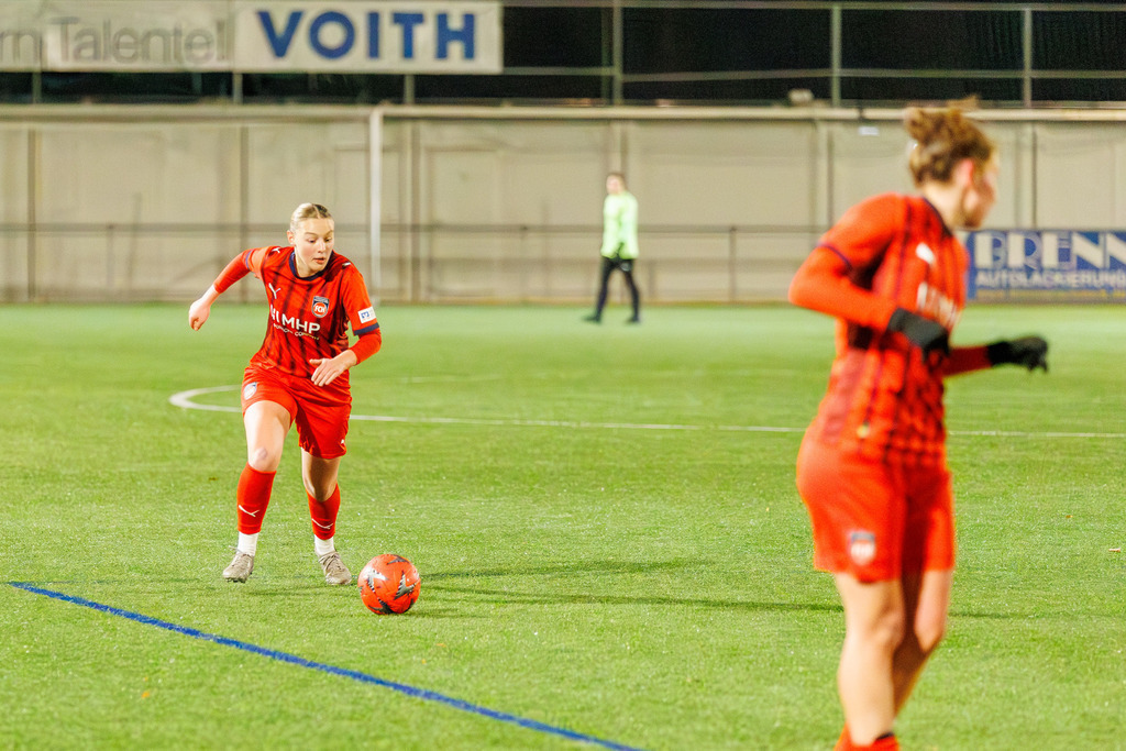 FCHFCE_251121_1562 | 1.FC Heidenheim 1846 II vs. FC Ellwangen II, Fußball, Frauen, Bezirksliga, 2025/2026, 10. Spieltag, 22.11.2025 in Heidenheim, Kunstrasen b. Voith-Arena West, Flutlichtspiel(Foto: Michael Bulling) - Realisiert mit Pictrs.com