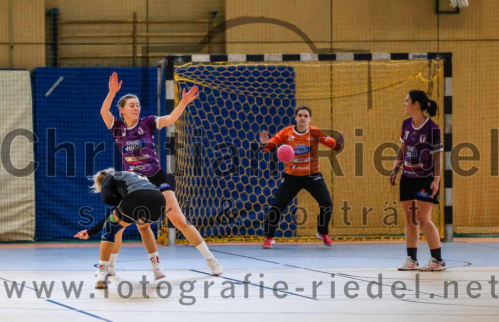 2024-03-23_010_SpVgg_Altenerding_II_gegen_ETSV_09_Landshut | Erding, Deutschland, 23.03.2024:
Handball, Bezirksliga Frauen Altbayern 2023 / 2024, 19. Spieltag, SpVgg Altenerding II gegen ETSV 09 Landshut, Endergebnis: 22:18

Julia Kirpitschjow (ETSV 09 Landshut, #3), Sophie Lößl (SpVgg Altenerding, #23), Torfrau Anna-Lena Schmitt (SpVgg Altenerding, #12), Kati Gottschalk (SpVgg Altenerding, #11)

Foto: Christian Riedel / fotografie-riedel.net