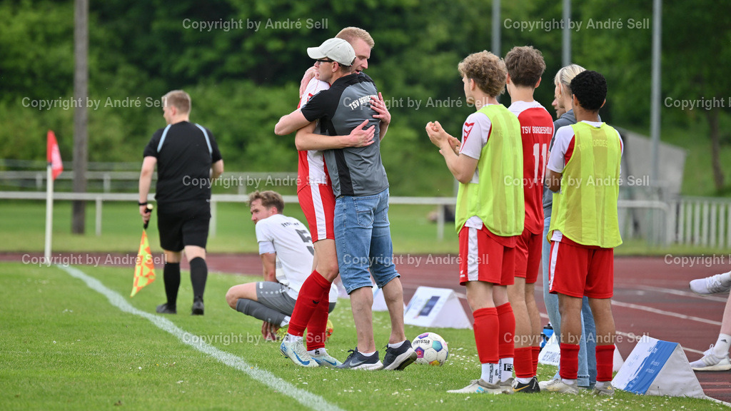 TSV Bordesholm vs Preetzer TSV | Malte Lucht (Bordesholm #12) wird in seinem letzten Spiel nach seiner Auswechselung von Trainer Dmitrijus Guscinas (Bordesholm) umarmt / Fußball-Landesliga Holstein Männer 2024/2025 / TSV Bordesholm vs Preetzer TSV / Sportanlage Platz A / Bordesholm / 31.05.25 - Realisiert mit Pictrs.com
