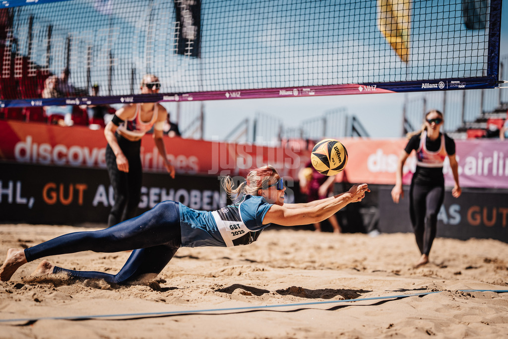 Beachvolleyball | Frauen | Allianz German Beach Tour 2025 | Tourstop Düsseldorf | 08.05.2025 | Nina Interwies springt zum Ball