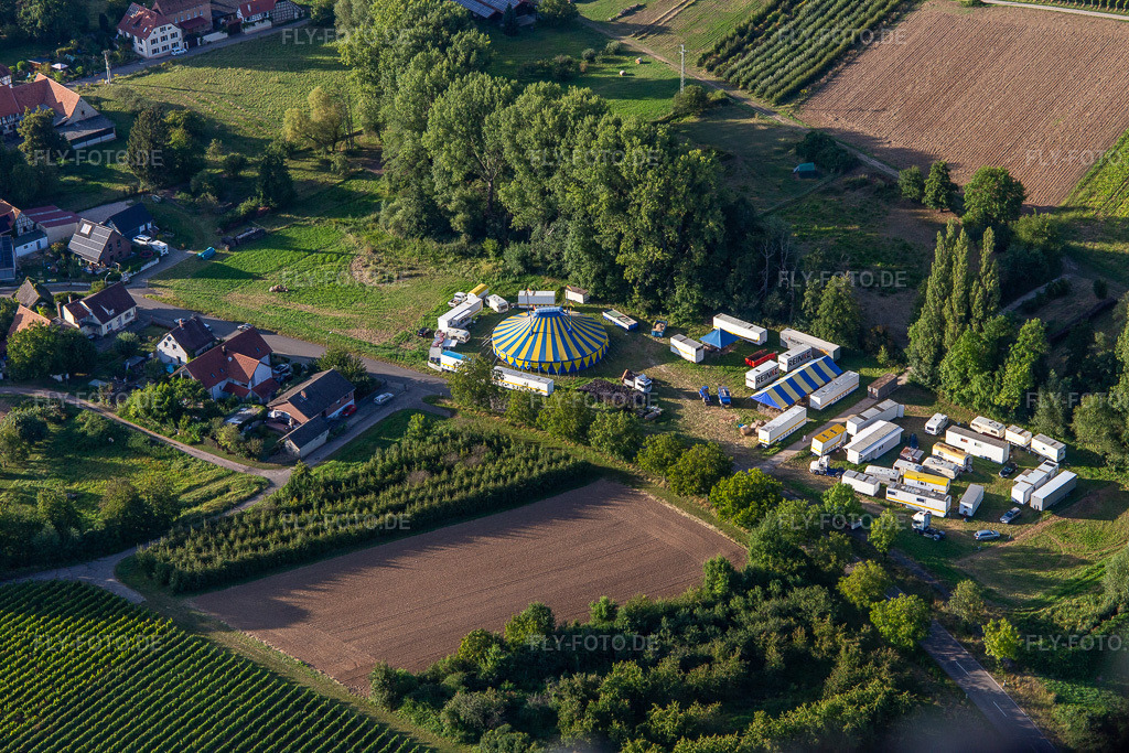 Luftbild: Zelt und Waagen des Circus Probst am Klingbach im Ortsteil Klingen in Heuchelheim-Klingen im Bundesland Rheinland-Pfalz in Deutschland. Foto: IMG_143238.jpg vom 25.08.2024 durch Werner Riehm/FLY-FOTO.deCircus Probst 2025 | Kultursommer im Revier! Ab dem 12. Juli 2025 - Revierpark Nienhausen