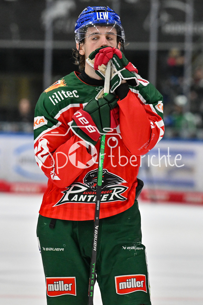 Augsburger Panther - Kölner Haie | Niedergeschlagene Augsburger mit haengenden Koepfen nach der Niederlage gegen Koeln / Drohender Abstieg / Absteiger / DEL: Augsburger Panther - Koelner Haie, Curt Frenzel Stadion am 02.03.2025 / Thomas SCHEMITSCH (Augsburger Panther #62)
