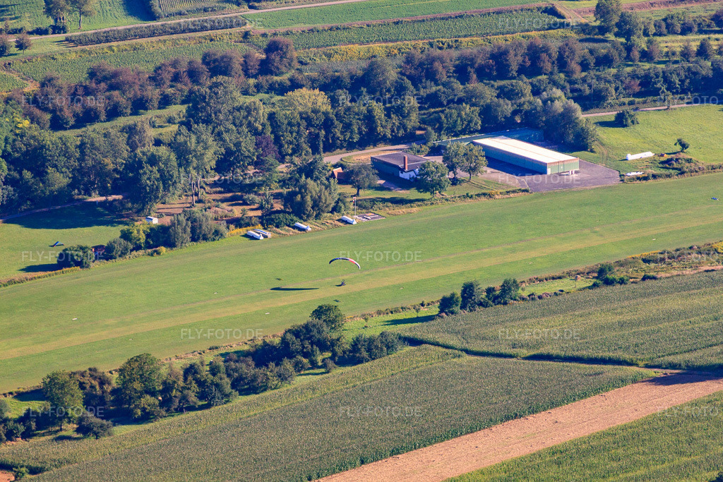 Luftbild: Segelflugplatz Altdorf-Wallburg im Ortsteil Wallburg in Ettenheim im Bundesland Baden-Württemberg in Deutschland. Foto: IMG_59440.jpg vom 16.08.2013 durch Werner Riehm/FLY-FOTO.deFliegergruppe Lahr-Ettenheim e.V