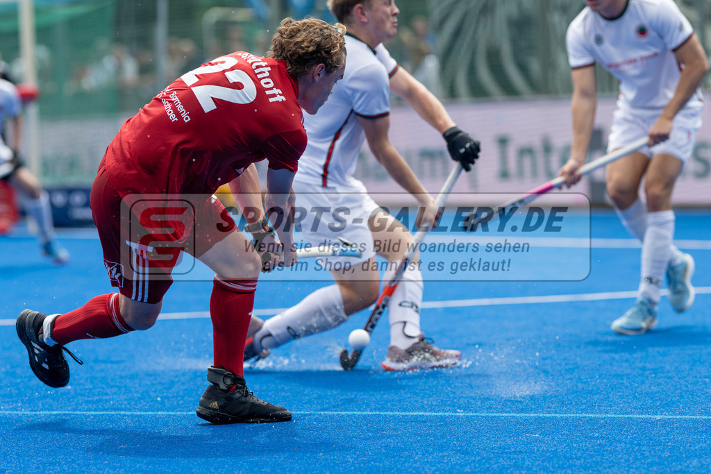 Final4_20250601-1447-Z82_9240 | Krefeld, Deutschland, 01.06.2025:  Feldhockey Final4 2025 – „Deutsche Feldhockey-Meisterschaften 2025“ Crefelder HTC - Rot-Weiss Köln (Finale Herren) im Gerd-Wellen-Hockeyanlage am 01.06.2025 in Krefeld, Deutschland. (Foto von Kramhöller/Fehrmann/Kaste)Krefeld, Germany, 01.06.2025: Feldhockey Final4 2025 – „Deutsche Feldhockey-Meisterschaften 2025“ Harvestehuder HTC - Düsseldorfer HC (Finale Damen) in Gerd-Wellen-Hockeyanlage at 01.06.2025 in Krefeld, Deutschland. (Foto from Kramhöller/Fehrmann/Kaste)