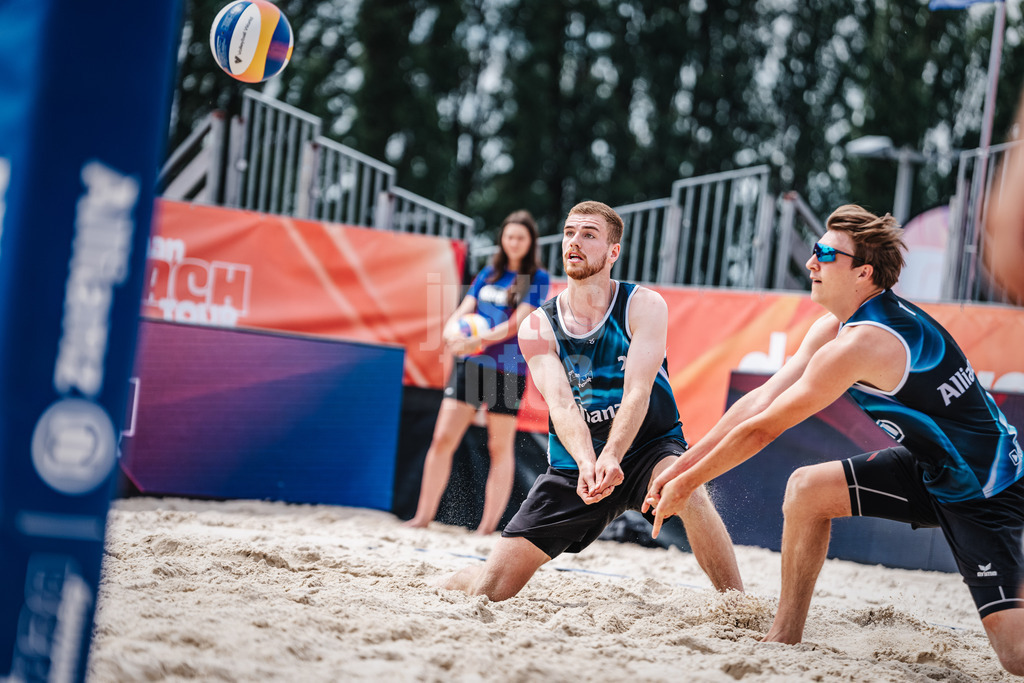 Beachvolleyball | Männer | German Beach Tour 2024 | Tourstop Bremen | 06.06.2024 | v.l. Luis Henrichs und Yannik Ahr bei der Annahme