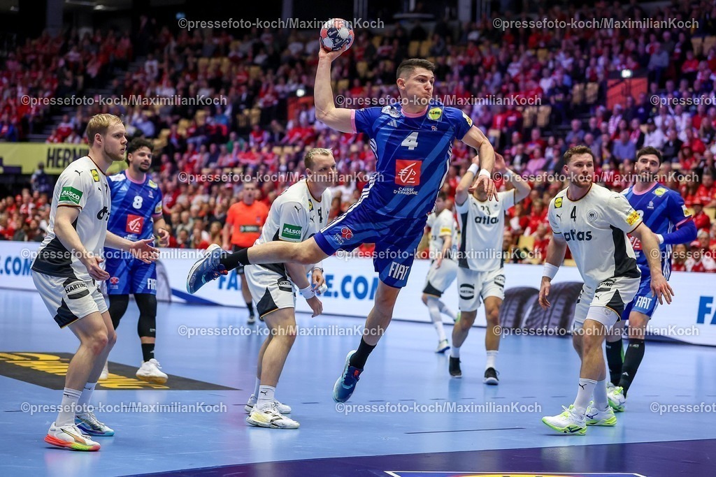 EHF28012602024 | 28.01.2026, Handball, Men's EHF EURO 2026, Deutschland - Frankreich, Jyske Bank Boxen in Herning, Dänemark, Main Round:  Aymeric Minne (France #04) wirft den Ball auf das Tor 