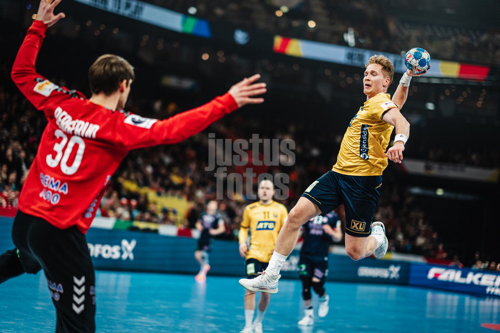 Handball | Herren | EHF EURO 2024 | European Championshop Men 2024 Final Tournament | Norwegen vs. Schweden | 23.01.2024 | Jonathan Edvardsson (#28, Schweden, SWE) springt ab zum Wurf