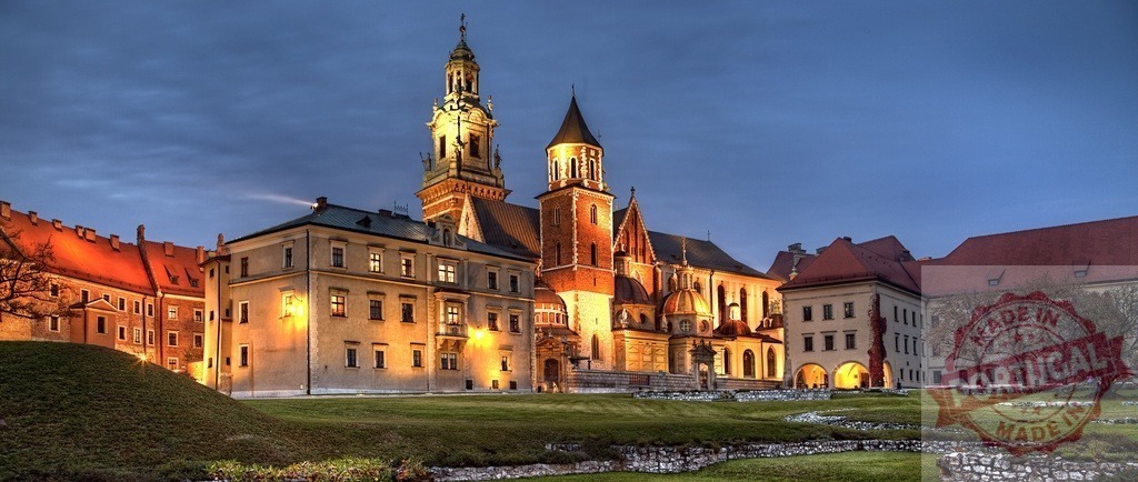 Wawel cathedral and castle illuminated at night, Kraków, Poland | Wawel Cathedral and Royal Castle illuminated at dusk, showcasing historic architecture on Wawel Hill - Realisiert mit Pictrs.com