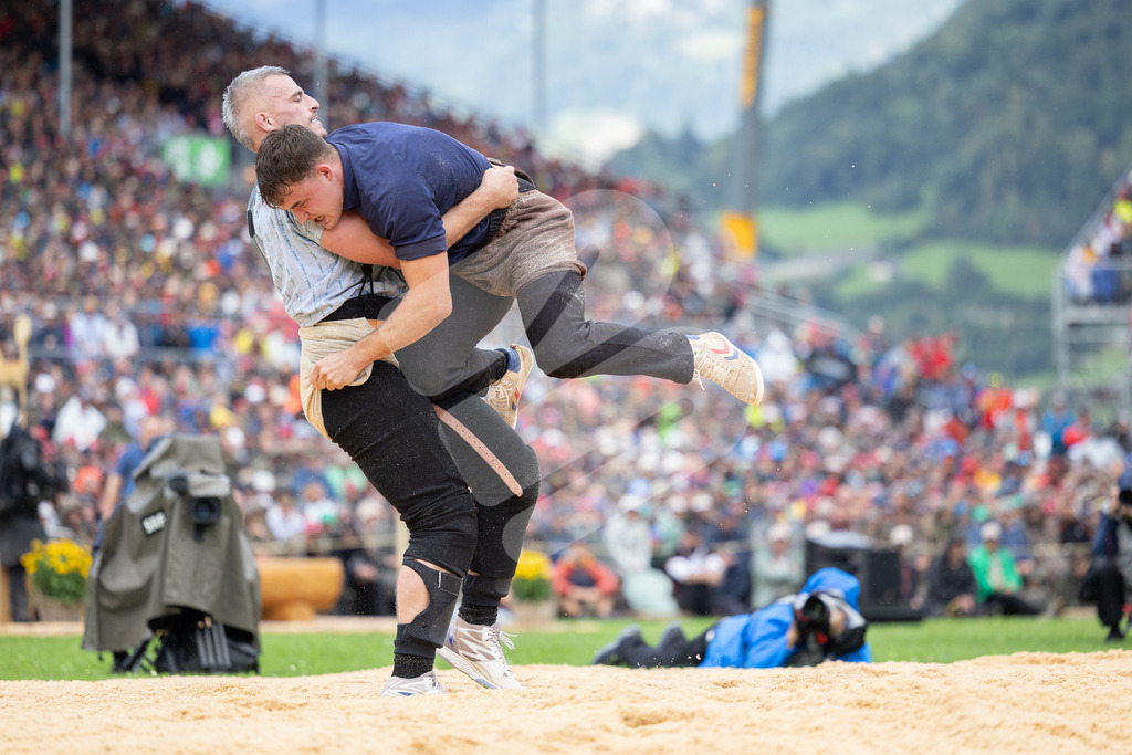 ESAF2025_04Gang_5554 | Die Schwinger des Schwyzer Kantonalen Schwingerverbandes: Fotos, die Dynamik und Leidenschaft festhalten, sowie emotionale Momente aus dem traditionellen Schwingsport zeigen. - Realisiert mit Pictrs.com