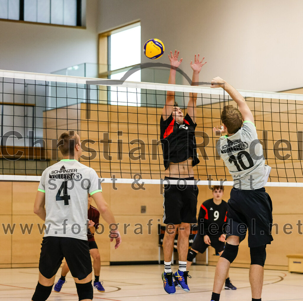 2021-11-27_060_TuS_Oberding_II_gegen_MTV_1881_Ingolstadt_III | Oberding, Deutschland, 27.11.2021:
Volleyball, Kreisliga 2021 / 2022, 5. Spieltag, TuS Oberding II gegen MTV 1881 Ingolstadt III, Endergebnis: 3:2

Corbinian Prell (TuS Oberding, #5)

Foto: Christian Riedel / fotografie-riedel.net