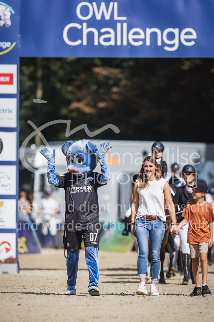 230910_OWLCh_Führzügel-100 | Deine schönsten Turniermomente als professionelle Fotos! Entdecke hochwertige Pferdesport-Fotografie im Online-Shop. Jetzt Fotos finden & bestellen!