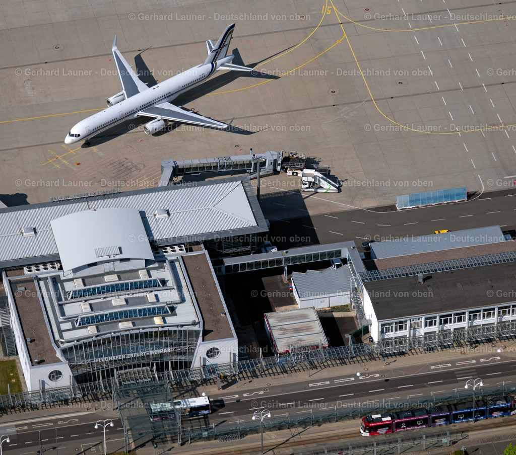 9102101 | ERFURT 06.05.2020 Abfertigungs- Gebäude und Terminals auf dem Gelände des Flughafen im Ortsteil Bindersleben in Erfurt im Bundesland Thüringen, Deutschland. Weiterführende Informationen bei: Flughafen Erfurt GmbH. // Dispatch building and terminals on the premises of the airport in the district Bindersleben in Erfurt in the state Thuringia, Germany. Further information at: Flughafen Erfurt GmbH. Foto: Gerhard Launer