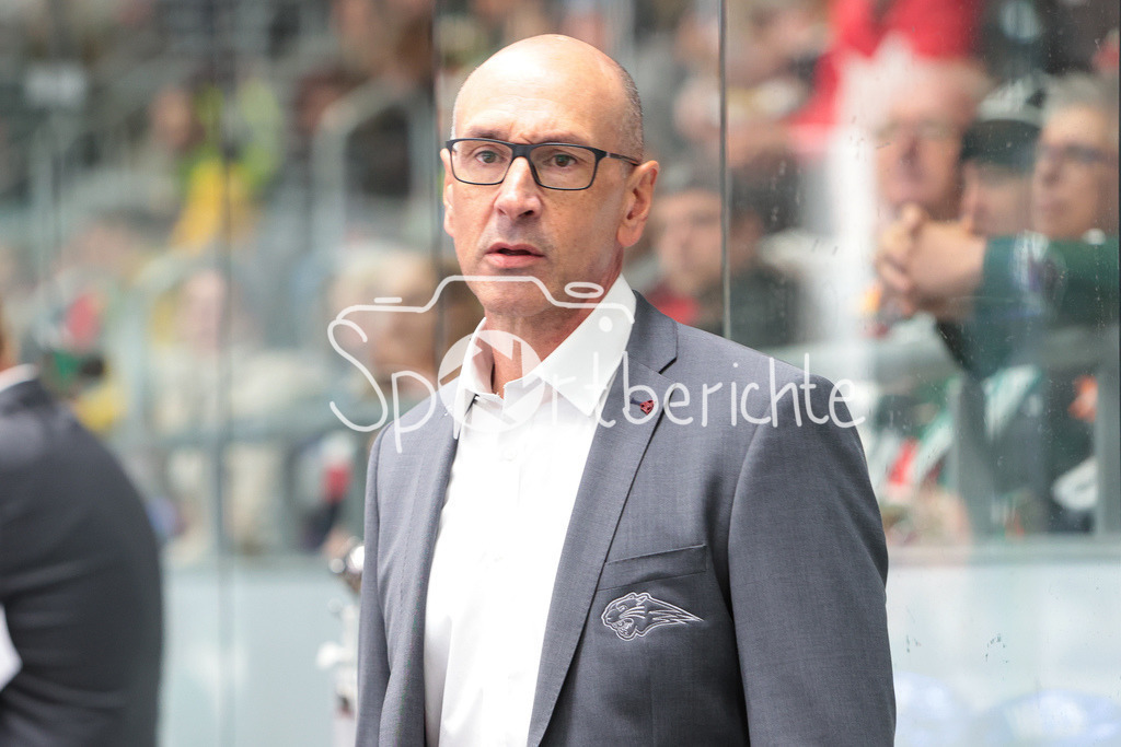 Augsburger Panther - Koelner Haie | Panter CO-Trainer Derek Mayer in Aktion