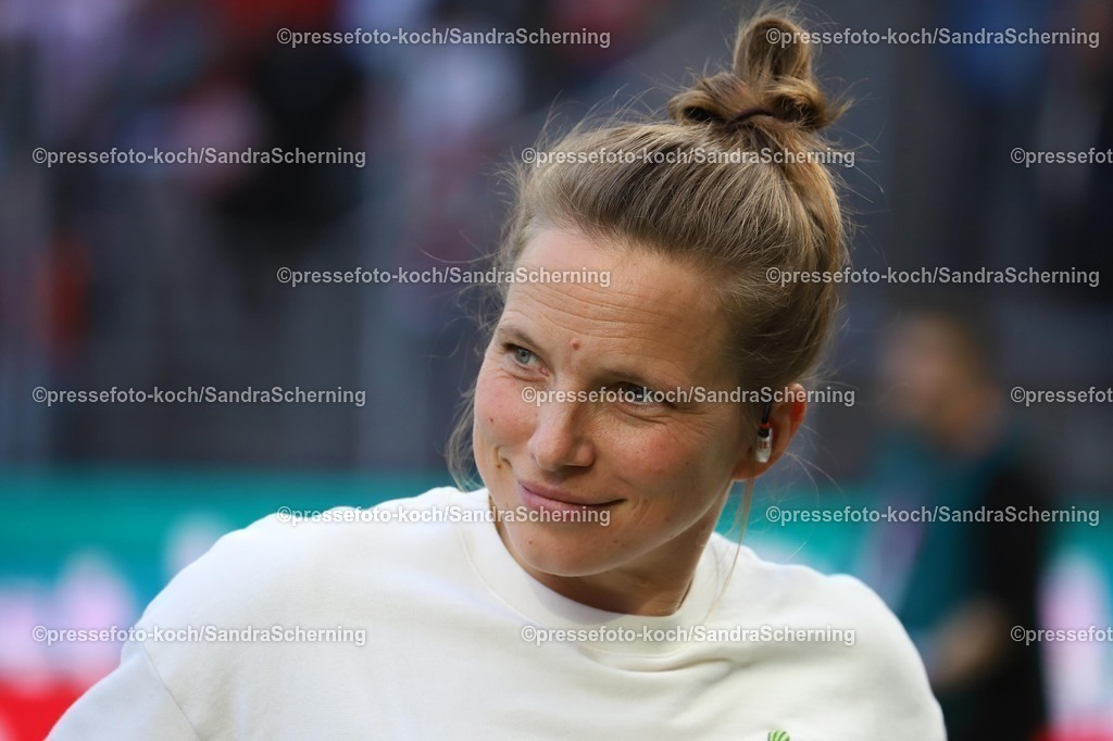 xSSC09032502056 | 09.03.2025, xsscx, Frauen Fußball, 1. FC Köln - FC Bayern München, 1. Fußball Bundesliga, 16. Spieltag, RheinEnergie-STADION, Saison 2024 2025: Tabea Kemme (Magenta TV Expertin) DFB regulations prohibit any use of photographs as image sequences and or quasi-video. Nordrhein-Westfalen Deutschland