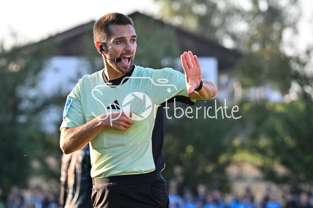SpVgg Hankofen-Hailing - FC Bayern Amateure | Im Bild Schiedsrichter Maximilian ZIEGLER in Aktion / Freisteller / Einzelfoto / Regionalliga Bayern: SpVgg Hankofen-Hailing - FC Bayern München II, Maierhofer-Bau Stadion am 20.09.2024