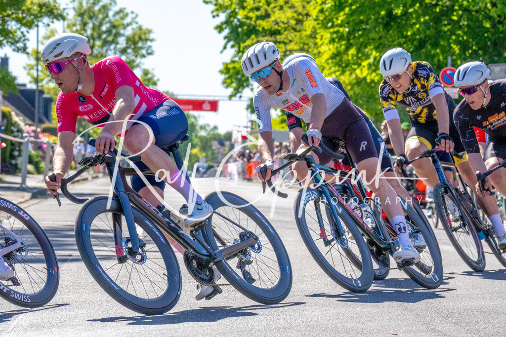 Spurt in den Mai 2026 - Großer Preis der Sparkasse Neuss | Annual one-day road cycling race "Großer Preis der Sparkasse Neuss" held in Büttgen, Germany, organized by VfR Büttgen 1912 e.V. The event features multiple races across all age categories from U11 youth to Elite men. - Realisiert mit Pictrs.com