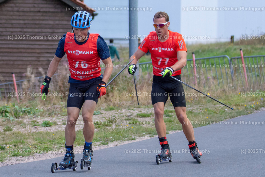 Deutsche Meisterschaften Biathlon | Deutsche Meisterschaften Biathlon, Speziallanglauf Maenner am 14.09.2018 in der DKB SKI ARENA in Oberhof, (Deutschland)

Bild: Schempp Simon vom SZ Uhingen / Zoll (77)
Lesser Erik vom SV Frankenhain / BwO (76) - Realisiert mit Pictrs.com
