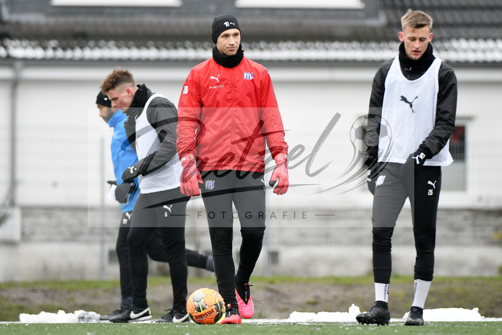 20200226_TRAOSN_0038 | Fussball, Herren: Torhueter Nils Koerber (VfL Osnabrueck) und Sebastian Klaas (VfL Osnabrueck) schauen waehrend der Trainingseinheit des VfL Osnabrueck im Sportpark Illoshoehe am 26.02.2020 in Osnabrueck, Deutschland. - Realisiert mit Pictrs.com