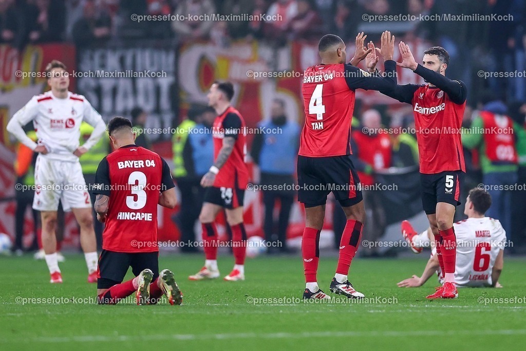 DFB05022502350 | 05.02.2025, Fußball, DFB-Pokal Viertelfinale, Bayer 04 Leverkusen - 1.FC Köln, BayArena, Saison 2024 2025: Abschlussjubel nach dem 3:2 Sieg. Piero Hincapie (Bayer04 Leverkusen #3), Aleix Garcia (Bayer04 Leverkusen #24), Jonathan Tah (Bayer04 Leverkusen #4), Mario Hermoso Canseco (Bayer04 Leverkusen #5)DFB regulations prohibit any use of photographs as image sequences and or quasi-video.
