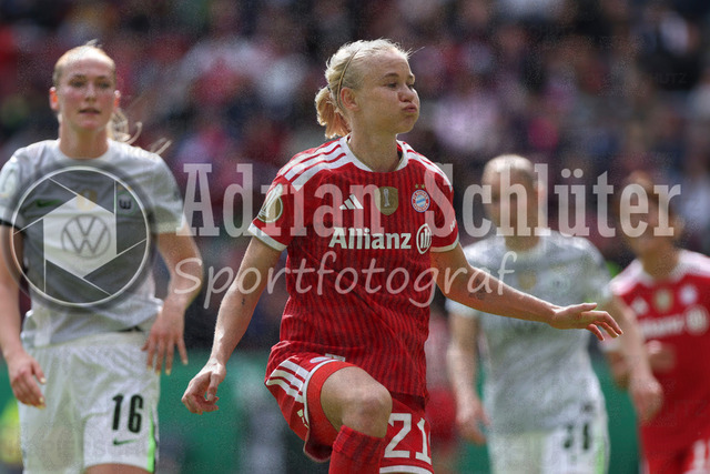 14.05.2026, GER, Fussball, Frauen, DFB-Pokal, Finale, Saison 2025/2026, VfL Wolfsburg - FC Bayern München | Pernille Harder (Bayern) gestikuliert, Gestik und Mimik