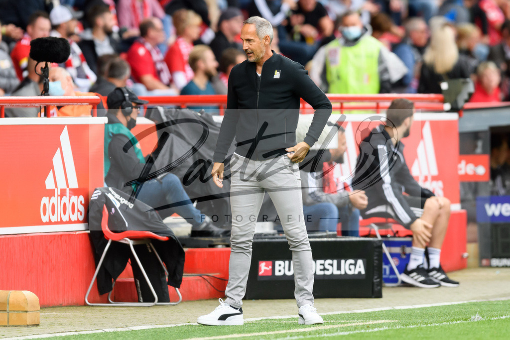 FCUBMG20210829_012 | Fussball, Herren: Trainer Adi Huetter (Borussia Moenchengladbach) schaut beim Spiel der 1. Bundesliga zwischen 1. FC Union Berlin und Borussia Moenchengladbach im Stadion An der Alten Foersterei am 29.08.2021 in Berlin, Deutschland. - Realisiert mit Pictrs.com