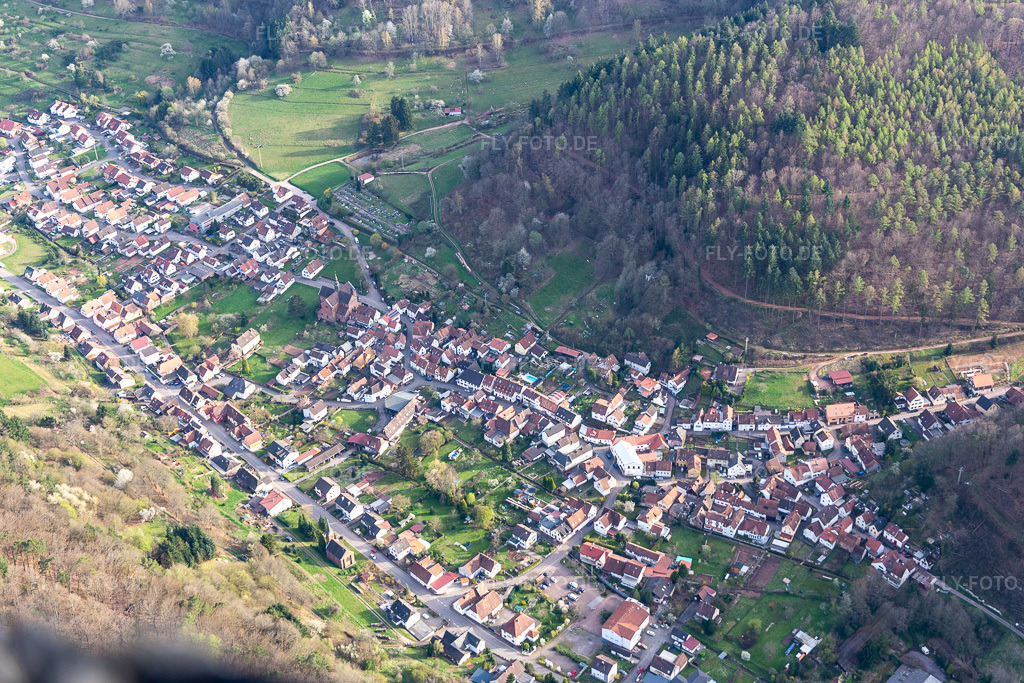 Luftbild:  in Eußerthal im Bundesland Rheinland-Pfalz in Deutschland. – Foto: IMG_131133.jpg vom 12.04.2022 durch Werner Riehm/FLY-FOTO.de – Auflösung des Originals: 5472 x 3648 px – WWW.EUSSERTHAL.DE