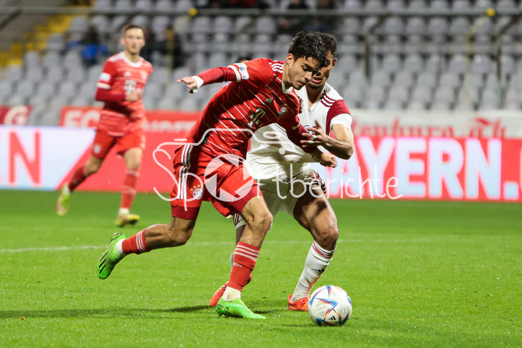 FC Bayern Amateure - 1. FC Nuernberg II | Lucas Copado Schrobenhauser (FCB #9) setzt sich im Strafraum durch und erzielt den Treffer zum 1-1