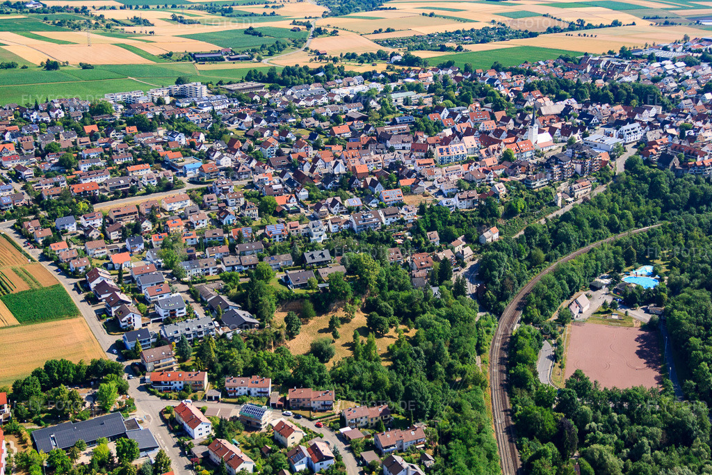 Luftbild: Ortsansicht aus Südwesten jenseits von Glems und Bahngleisen im Ortsteil Höfingen in Leonberg im Bundesland Baden-Württemberg in Deutschland. Foto: IMG_70045.jpg vom 06.07.2014 durch Werner Riehm/FLY-FOTO.deAuflösung des Originals: 4752 x 3168 px