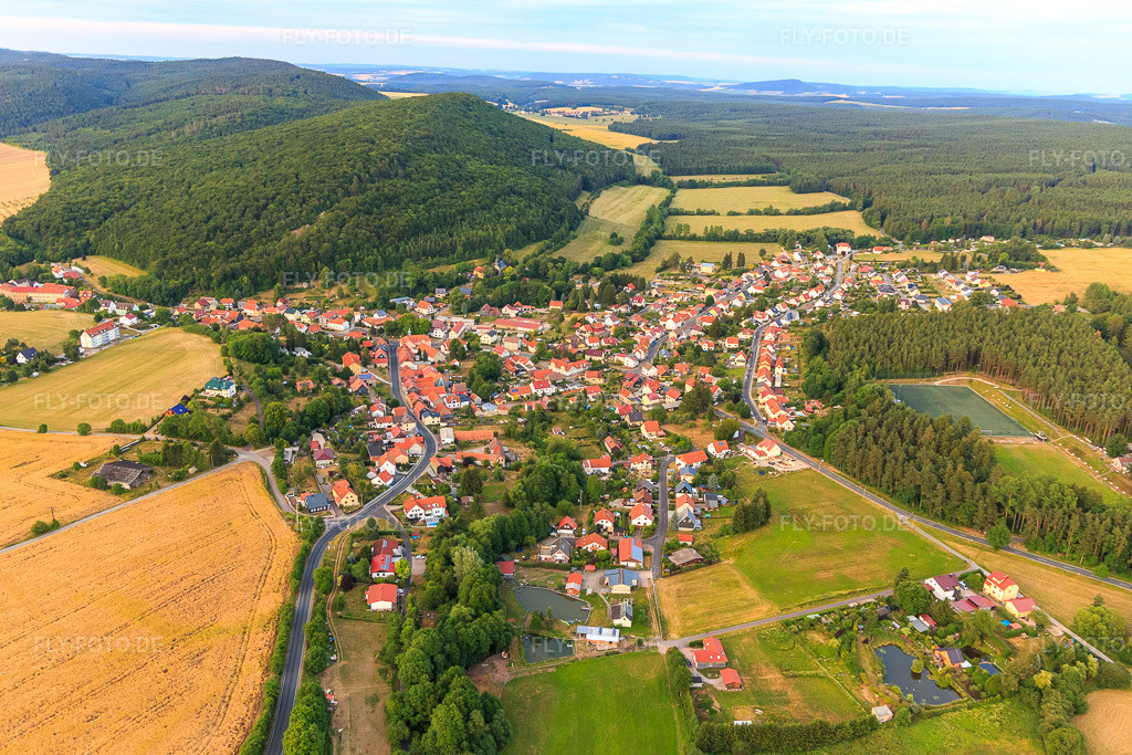 Luftbild: Ortsansicht aus Westen in Martinroda im Bundesland Thüringen in Deutschland. Foto: IMG_116156.jpg vom 10.07.2019 durch Werner Riehm/FLY-FOTO.de