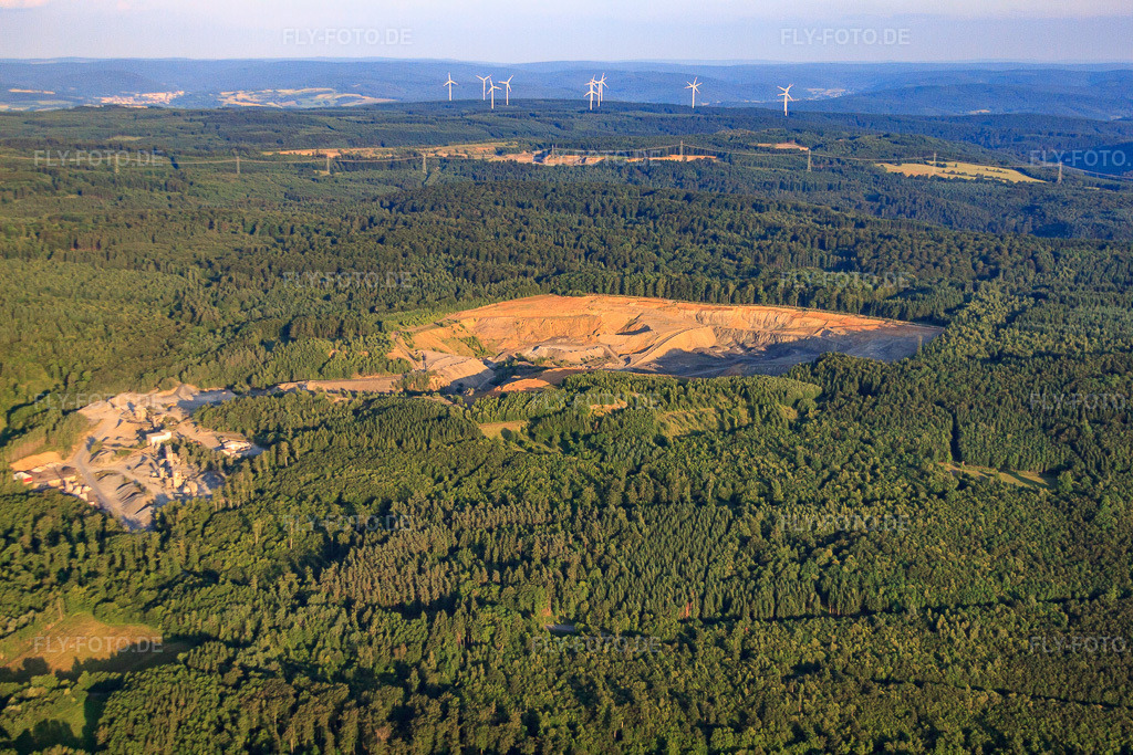 Luftbild: Steinbruch der Vogelsberger Basaltwerk GmbH & Co. Kommanditgesellschaft im Ortsteil Rinderbügen in Büdingen im Bundesland Hessen in Deutschland. – Foto: IMG_68638.jpg vom 21.06.2014 durch Werner Riehm/FLY-FOTO.de – Auflösung des Originals: 4752 x 3168 px – Vogelsberger Basaltwerk Büdingen: Basaltprodukte von hoher Qualität