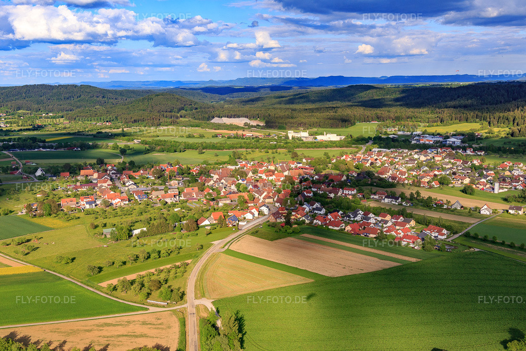 Luftbild: Dorfansicht aus Nordwesten im Ortsteil Wittershausen in Vöhringen im Bundesland Baden-Württemberg in Deutschland. Foto: IMG_114751.jpg vom 31.05.2019 durch Werner Riehm/FLY-FOTO.de