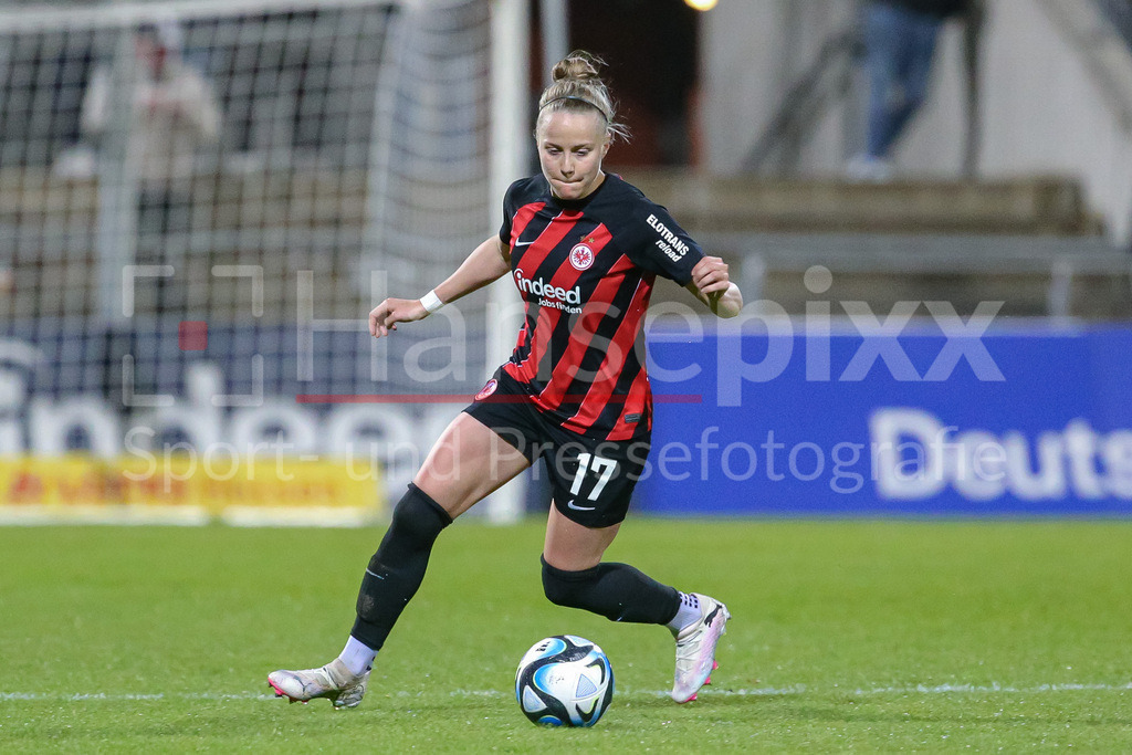 Fussball, Google Pixel Frauen-Bundesliga, Eintracht Frankfurt - SV Werder Bremen | v.li.: Pia-Sophie Wolter (Eintracht Frankfurt, 17) am Ball, Freisteller, Einzelbild, Ganzkörper, Aktion, Action, Spielszene, DIE DFB-RICHTLINIEN UNTERSAGEN JEGLICHE NUTZUNG VON FOTOS ALS SEQUENZBILDER UND/ODER VIDEOÄHNLICHE FOTOSTRECKEN. DFB REGULATIONS PROHIBIT ANY USE OF PHOTOGRAPHS AS IMAGE SEQUENCES AND/OR QUASI-VIDEO.