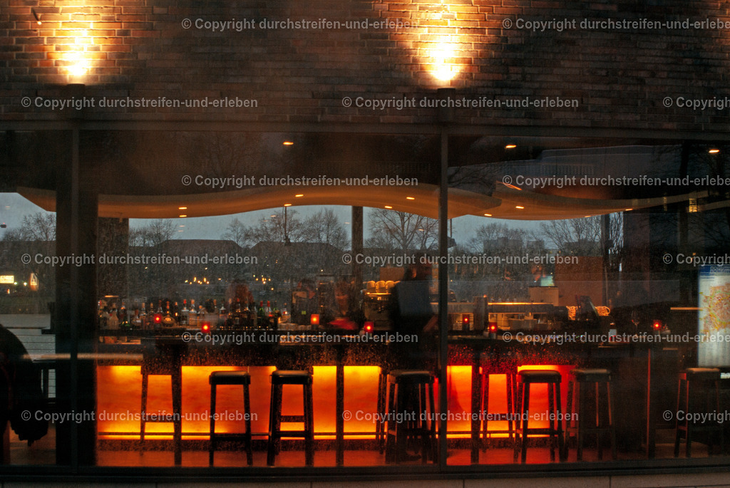Blick durch die Gaststätte A2 am See auf den Aasee | Die leuchtenden Farben der Gastronomie mischen sich hier mit einem etwas düsteren Wintergrau des Aasees in Münster. die am Ostufer des Aasees gelegenen Aasee-terrassen sind Restaurant, Bistro, Kiosk, Bootsverleih und Segelschule in einem. Der Neubau aus dem Jahr 2008 wurde von Peter Bastian entworfen., - Realisiert mit Pictrs.com