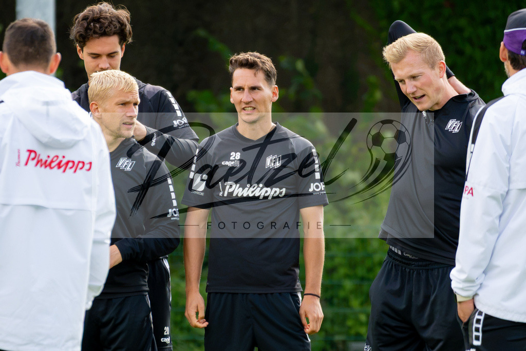 20260909_TRAOSN_0655 | Fußball, Herren: Bryan Henning (VfL Osnabrück), Konrad Faber (VfL Osnabrück) und Niklas Wiemann (VfL Osnabrück) schauen beim Training des VfL Osnabrück am 09.09.2026 im Sportpark Illoshöhe in Osnabrück, Deutschland.(Foto von Nico Paetzel) - Realisiert mit Pictrs.com