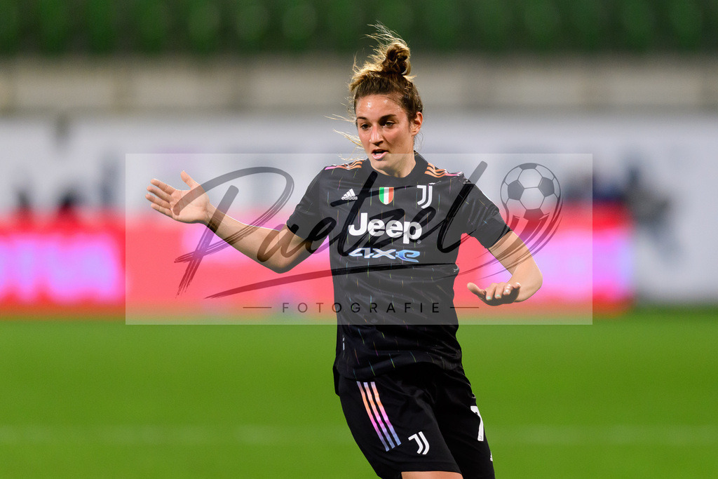 WOBJUV20211118_133 | Fussball, Frauen: Martina Lenzini (Juventus FC) schaut bei dem Spiel der UEFA Women´s Champions League zwischen VfL Wolfsburg und Juventus Turin im AOK-Stadion am 18.11.2021 in Wolfsburg, Deutschland. - Realisiert mit Pictrs.com
