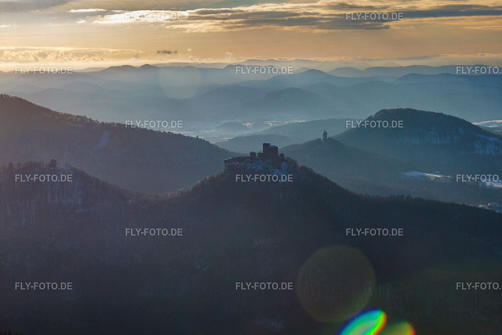 Burg Trifels im Schnee | Luftbild: Burg Trifels im Schnee in Annweiler am Trifels im Bundesland Rheinland-Pfalz in Deutschland. Foto: IMG_36391.jpg vom 03.01.2011 durch Werner Riehm/FLY-FOTO.de - Realisiert mit Pictrs.com