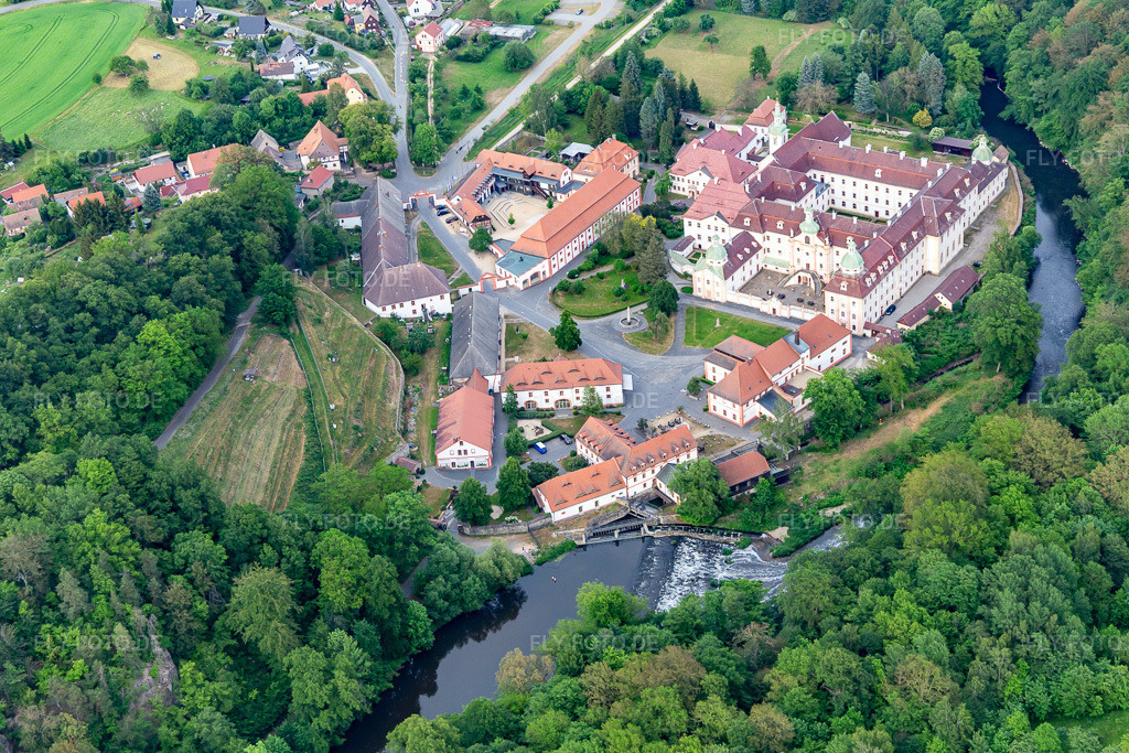 Luftbild: Nonnen-Kloster St. Marienthal im Ortsteil Marienthal in Ostritz im Bundesland Sachsen in Deutschland. – Foto: IMG_141694.jpg vom 23.05.2024 durch Werner Riehm/FLY-FOTO.de – Auflösung des Originals: 5352 x 3568 px – Kloster St. Marienthal | Eintauchen in das Klosterleben in Ostritz