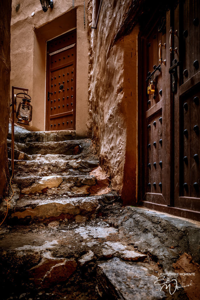 Bergdorf Misfah, Oman | Herzlich willkommen auf meiner Seite! Ich bin Elke Wallnisch, Deine Fotografin für lichtstarke Momente. Der Name steht für alles, was mich mit der Fotografie verbindet: Das Licht und seine machtvolle Wirkung auf eine Situation oder unsere Stimmung - Realisiert mit Pictrs.com