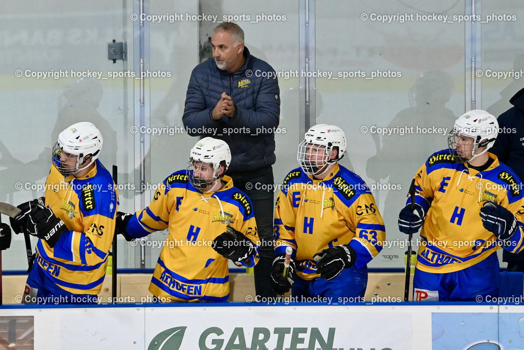 ESC Steindorf vs. EHC Althofen | Spielerbank EHC Althofen, #63 Hammerle Simon EHC Althofen, Headcoach EHC Althofen Ressmann Gerald, ESC Steindorf vs. EHC Althofen, ESC Steindorf vs. EHC Alhofen am 03.03.2024 in Steindorf (Ossiachersee Halle), Austria, (Photo by Bernd Stefan)