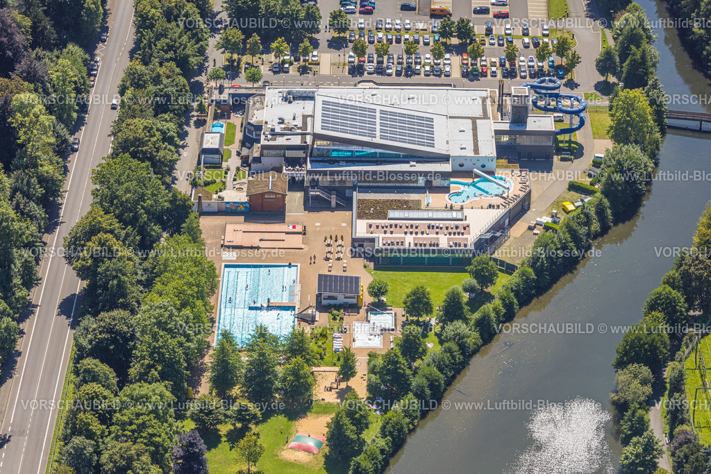 Olpe250810462 | Luftbild, Freizeitbad Olpe, Schwimmbad Freibad und Hallenbad mit Sonnenliegen und Wasserrutsche, Olpe-Stadt, Olpe, Sauerland, Nordrhein-Westfalen, Deutschland
