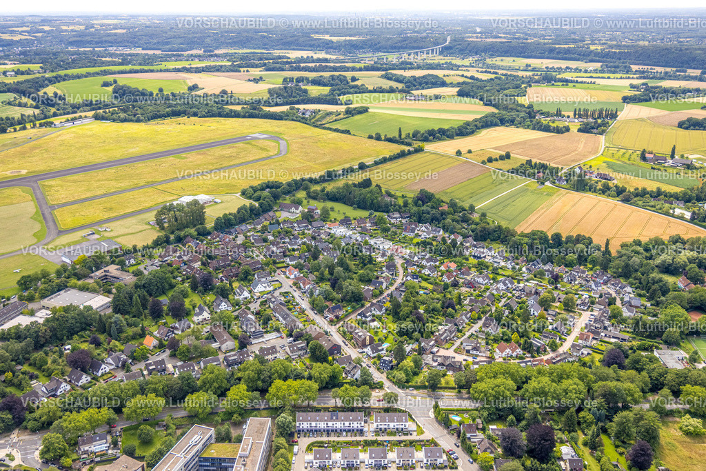 Muelheim240702650 | Luftbild, Flughafen Essen/Mülheim, Startbahn und Landebahn, Flughafensiedlung Raadt, Fernsicht mit Autobahn A52 Mintarder Ruhrbrücke, Holthausen - Südost, Mülheim an der Ruhr, Ruhrgebiet, Nordrhein-Westfalen, Deutschland
