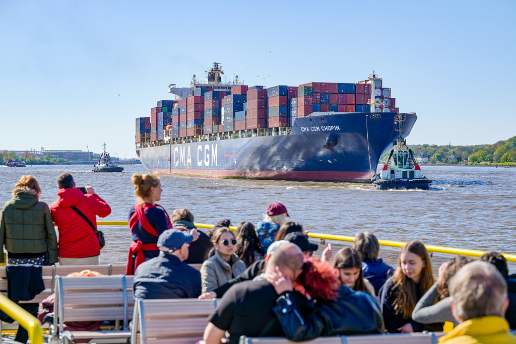CMA CGM Chopin, Containerfrachter | Der 277 Meter lange Containerfrachter CMA CGM Chopin beim Einlaufen in den Hamburger Hafen. Im Vordergrund schauen Fahrgäste auf einer Fähre der Linie 62. - Realisiert mit Pictrs.com