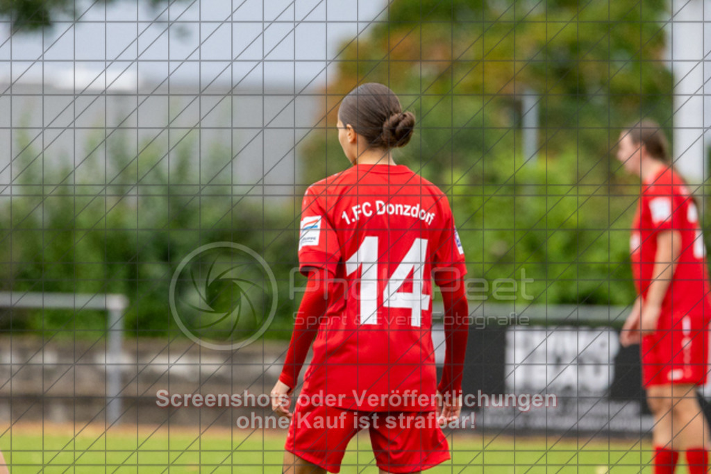 20251004_152346_0722 | #,1.FC Donzdorf (rot) vs. FC Freiburg-St. Georgen (grau), Fussball, EnBW-Oberliga B -Juniorinnen, 04. Spieltag, Saison 2025/2026, Rasenplatz, Lautertal Stadion, Süßener Straße 16, 73072 Donzdorf, 04.10.2025 - 14:00 Uhr,Foto: PhotoPeet-Sportfotografie/Peter Harich