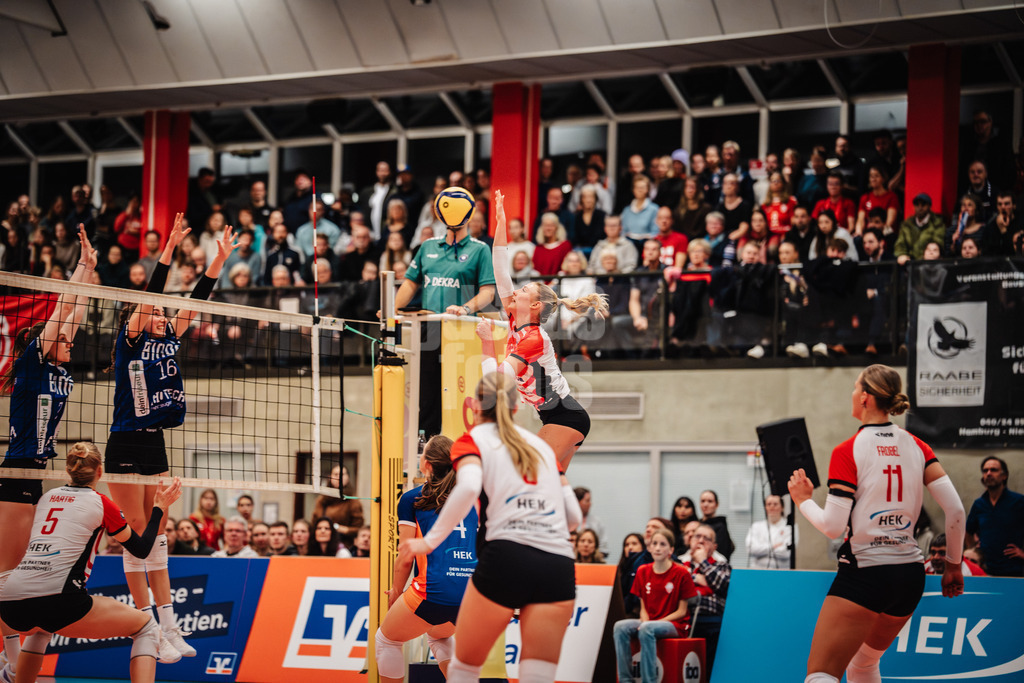 Volleyball | Frauen | Saison 2025/2026 | Volleyball Bundesliga | ETV Hamburger Volksbank Volleys vs. Binder Blaubären TSV Flacht | 06.12.2025 | Lina Köster (#3, ETV Hamburger Volksbank Volleys) beim Angriff