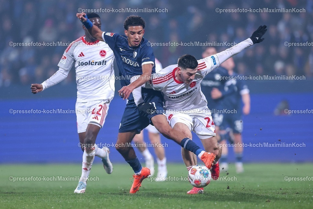 BOC20022601050 | 20.02.2026, Fußball, VfL Bochum - 1. FC Nürnberg, 2. Fußball Bundesliga, 23. Spieltag, Vonovia Ruhrstadion, Saison 2025 2026: Francis Onyeka&nbsp;(VfL Bochum #21) im Zweikampf gegen  Luka Lochoshvili&nbsp;(1FC Nuernberg #24) neben Rabby Nzingoula (1FC Nuernberg #22)  DFB regulations prohibit any use of photographs as image sequences and or quasi-video.