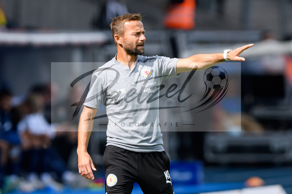 EBSTSV20210828_142 | Fussball, Herren: Trainer Michael Schiele (Eintracht Braunschweig) gestikuliert beim Spiel der 3. Liga zwischen Eintracht Braunschweig und TSV 1860 Muenchen im Eintracht-Stadion am 28.08.2021 in Braunschweig, Deutschland.DFB / DFL REGULATIONS PROHIBIT ANY USE OF PHOTOGRAPHS AS IMAGE SEQUENCES AND/OR QUASI-VIDEO. - Realisiert mit Pictrs.com