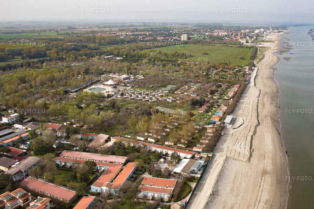 Vue aérienne: Camping familial Vigna sul Mar à le quartier Lido di Pomposa-Lido degli Scacc in Comacchio dans le département Ferrara, Italie. Photo: IMG_087237.jpg prise le 05/04/2016 par Werner Riehm/FLY-FOTO.eu – Résolution de l'original: 4398 x 2932 px